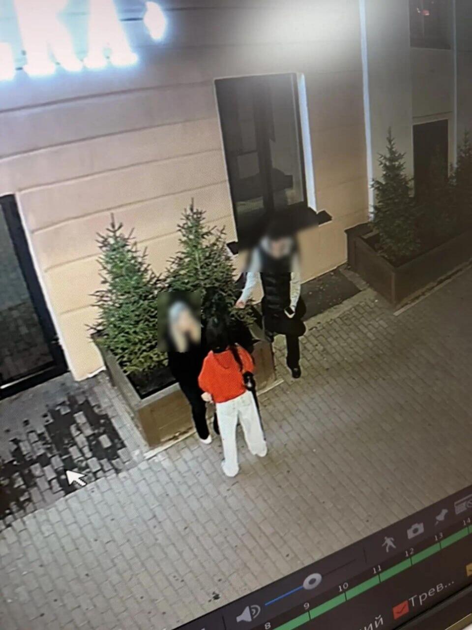 Вандалы-подростки повредили ели возле новой аптеки на Лермонтова