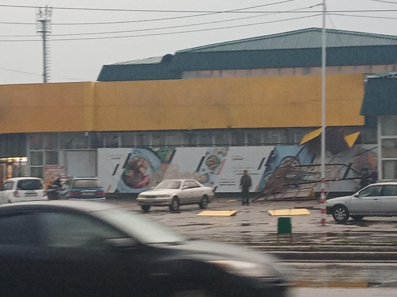 Крыша супермаркета на КСК обвалилась после шторма в Чите