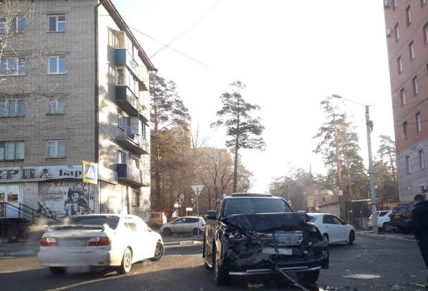 Lexus столкнулся с «Газелью»-катафалком в Чите