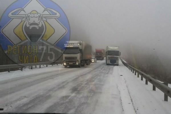 Фуры заносит на «встречку» рядом с Атамановкой из-за наледи – очевидец