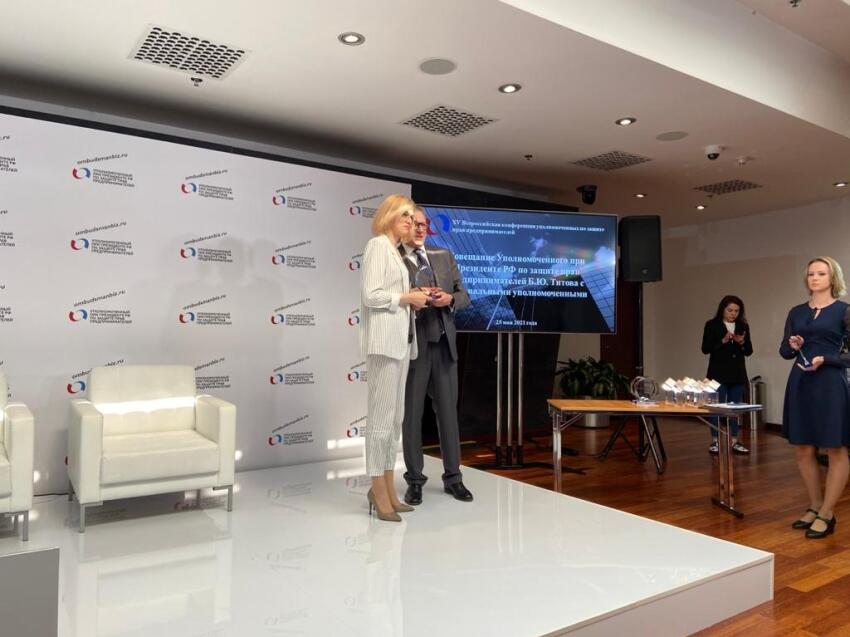 Бизнес-омбудсмен РФ Борис Титов наградил Викторию Бессонову за активную работу со СМИ