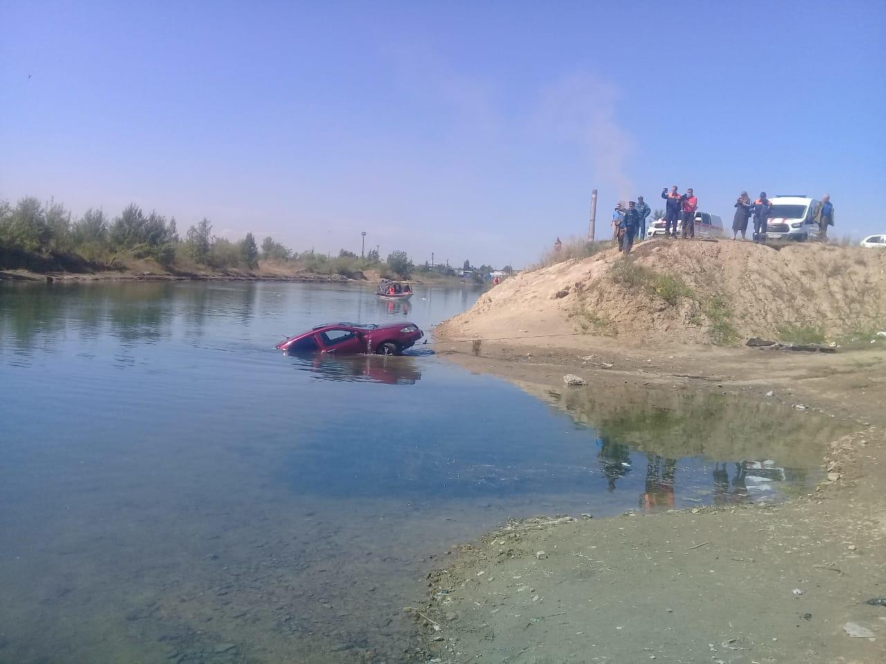 Легковой автомобиль с взрослыми и двумя детьми затонул на Кеноне