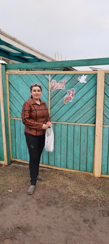 Жители Хохотуя украсили ограждения домов бумажными голубями к 9 мая