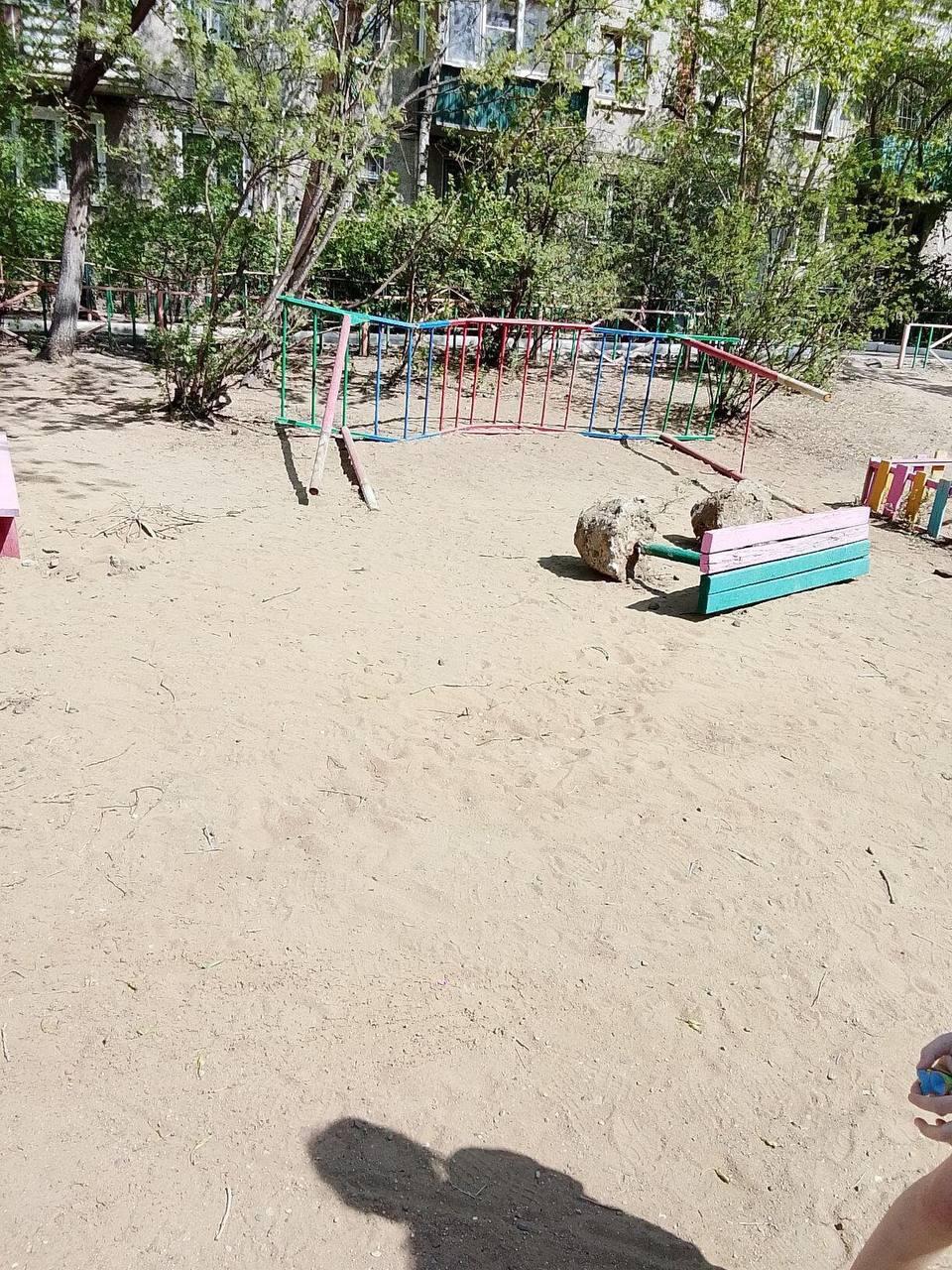 В Чите после работ ТГК-14 дети остались без песочницы