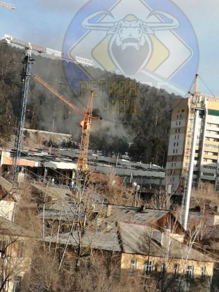 Кабина башенного крана загорелась на стройке в Чите