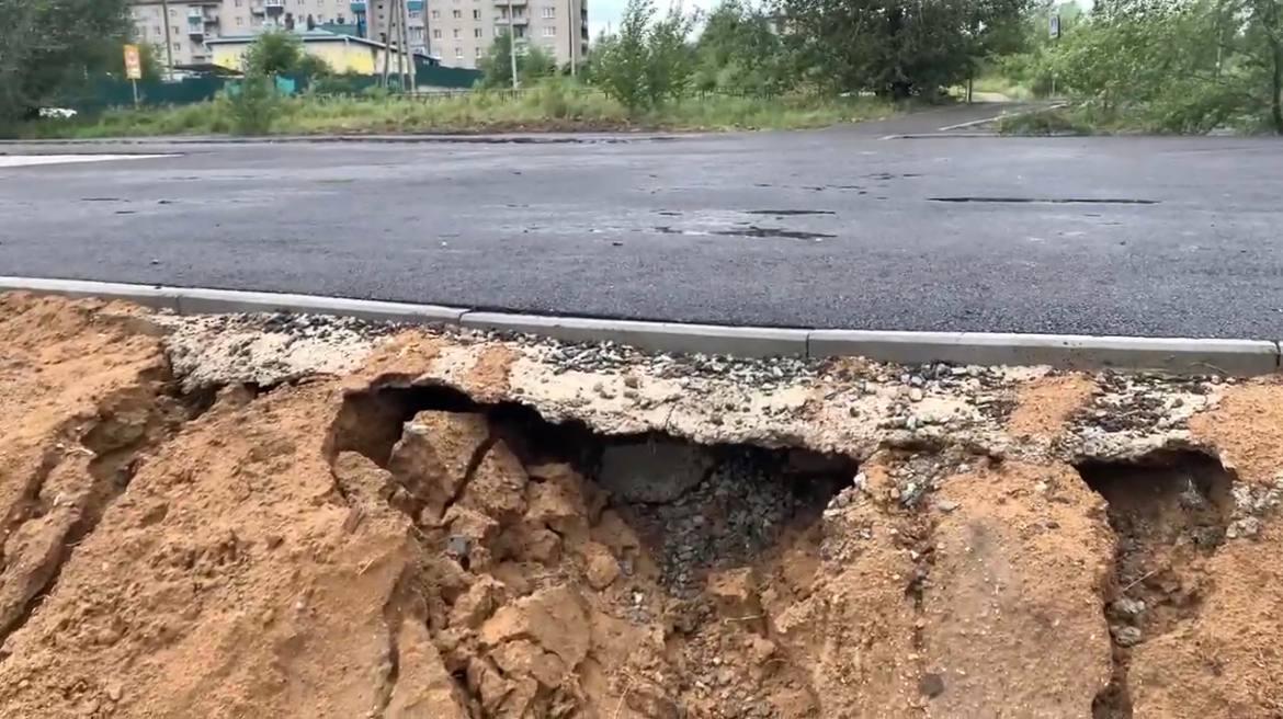 Асфальт площадка. Китаец провалился в асфальт. Провалиться на месте.