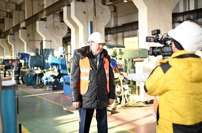 Спикер Лиханов вручил благодарственные письма рабочим Черновского РМЗ в Чите