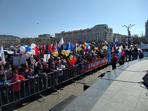 Более 10 тысяч человек приняли участие в праздничной демонстрации в Чите