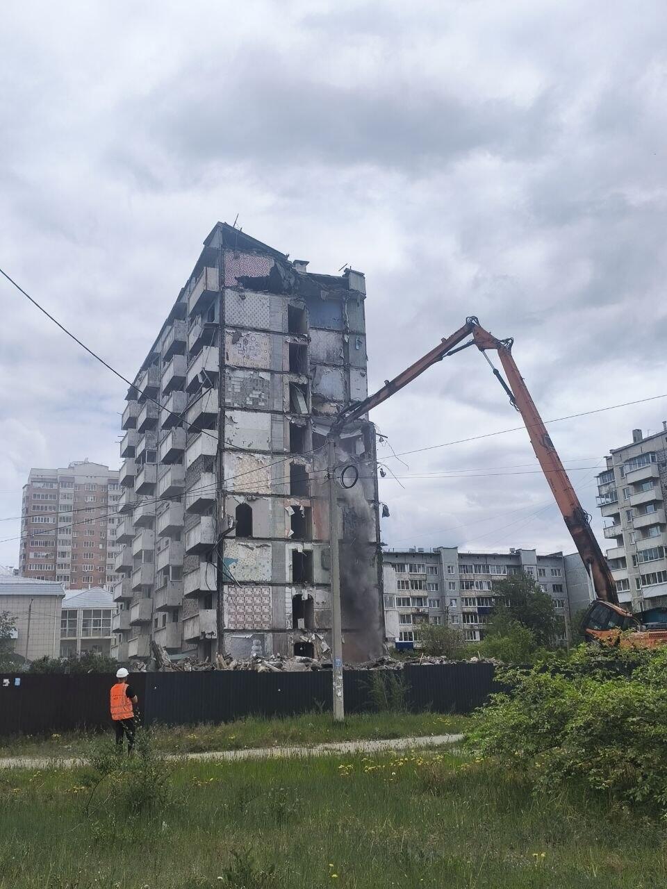 В Северном начали сносить легендарный «Пизанский» дом спустя 6 лет после признания аварийным