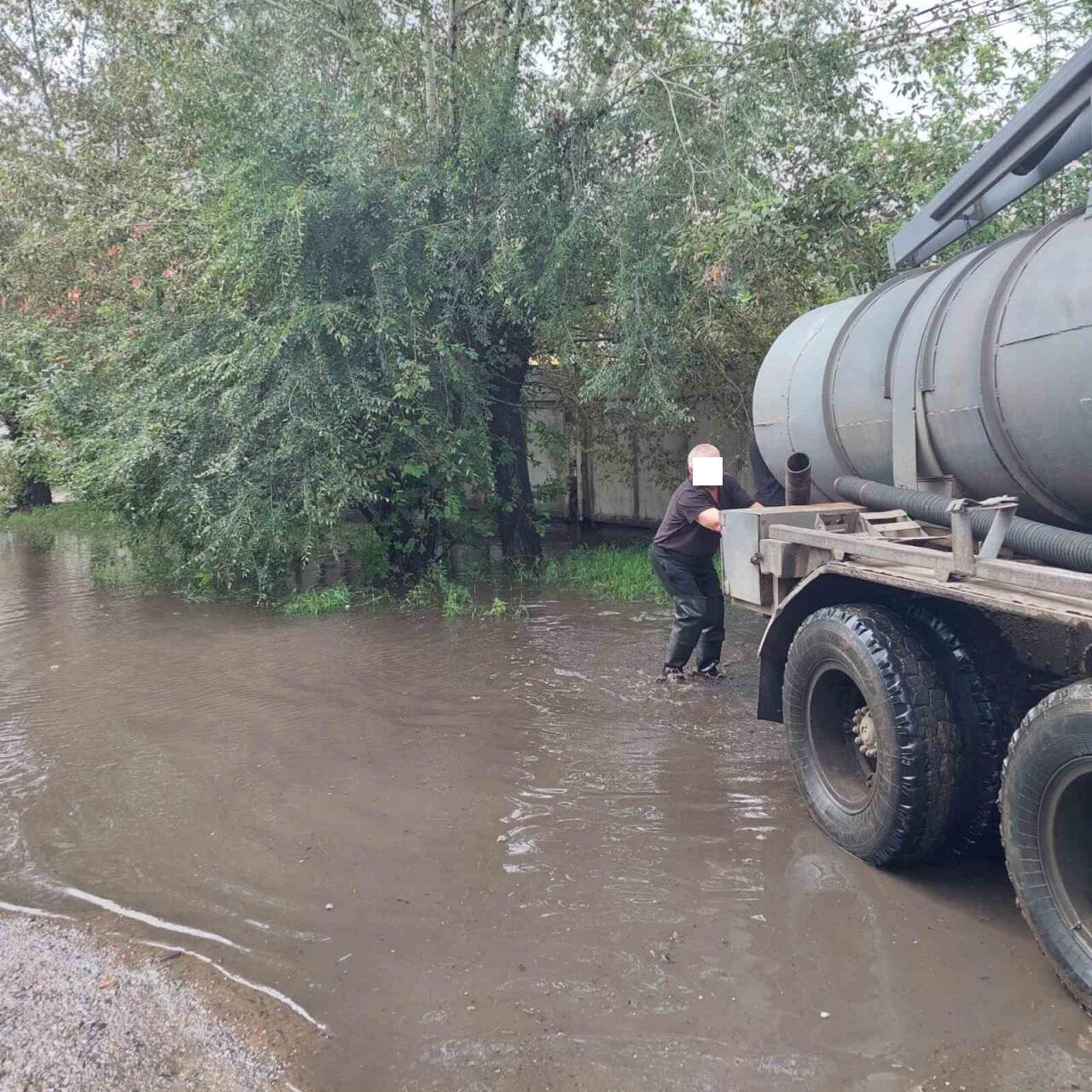 Откачка лобня. Опытные откачки. Машина водоканала. Машина откачивающая воду.