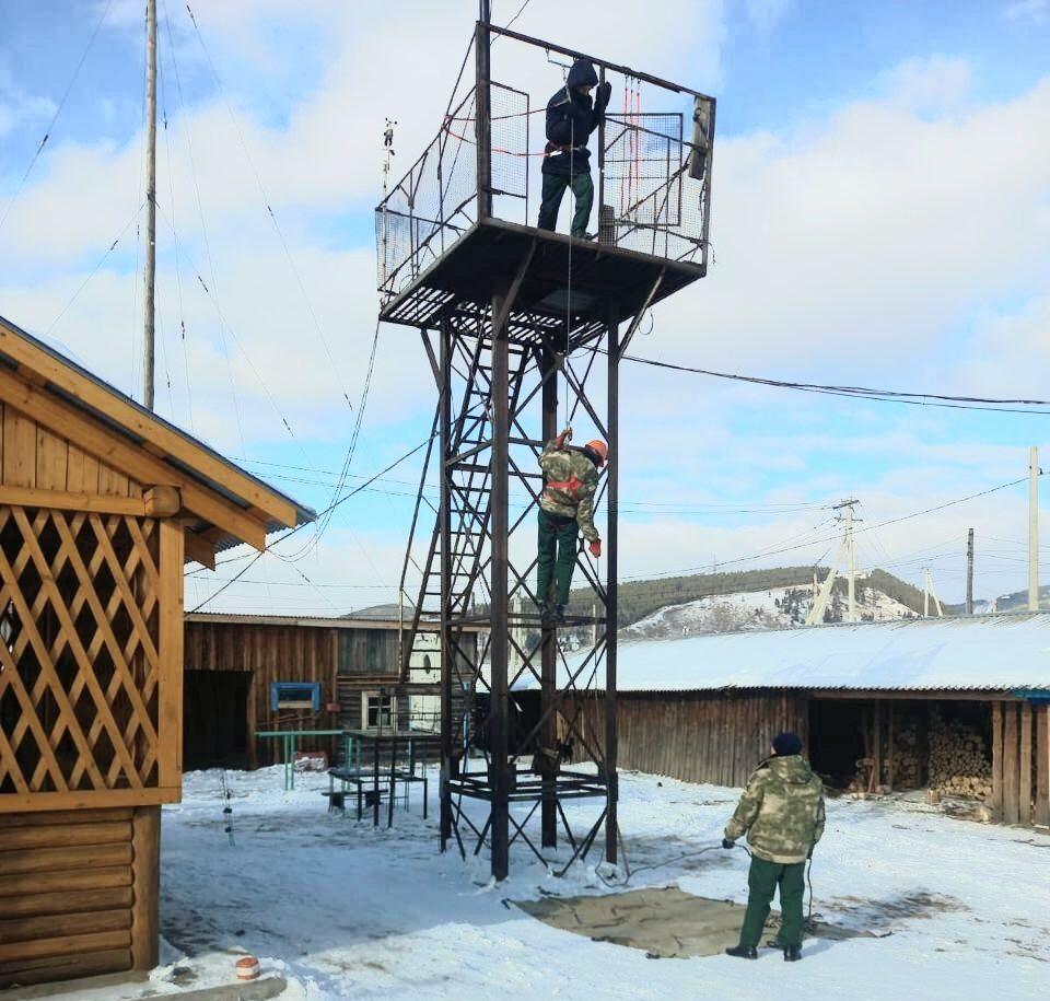 Пожарные-десантники в Забайкалье отработали спуски с тренировочной вышки