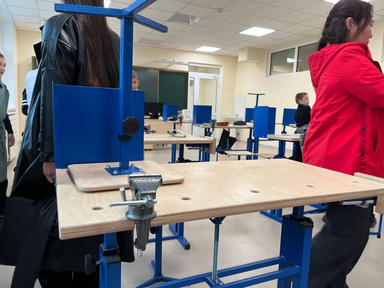 Столовая, просторные классы и спортзалы: новая школа открылась в Атамановке