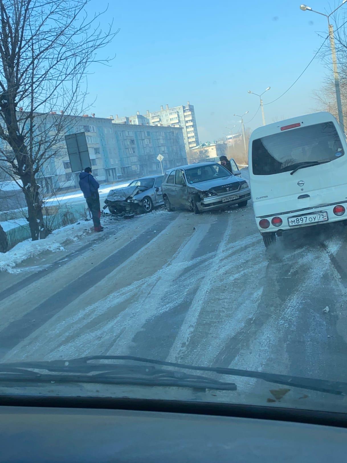 Две иномарки столкнулись на набережной в 1 микрорайоне Читы | 16.02.2021 |  Чита - БезФормата