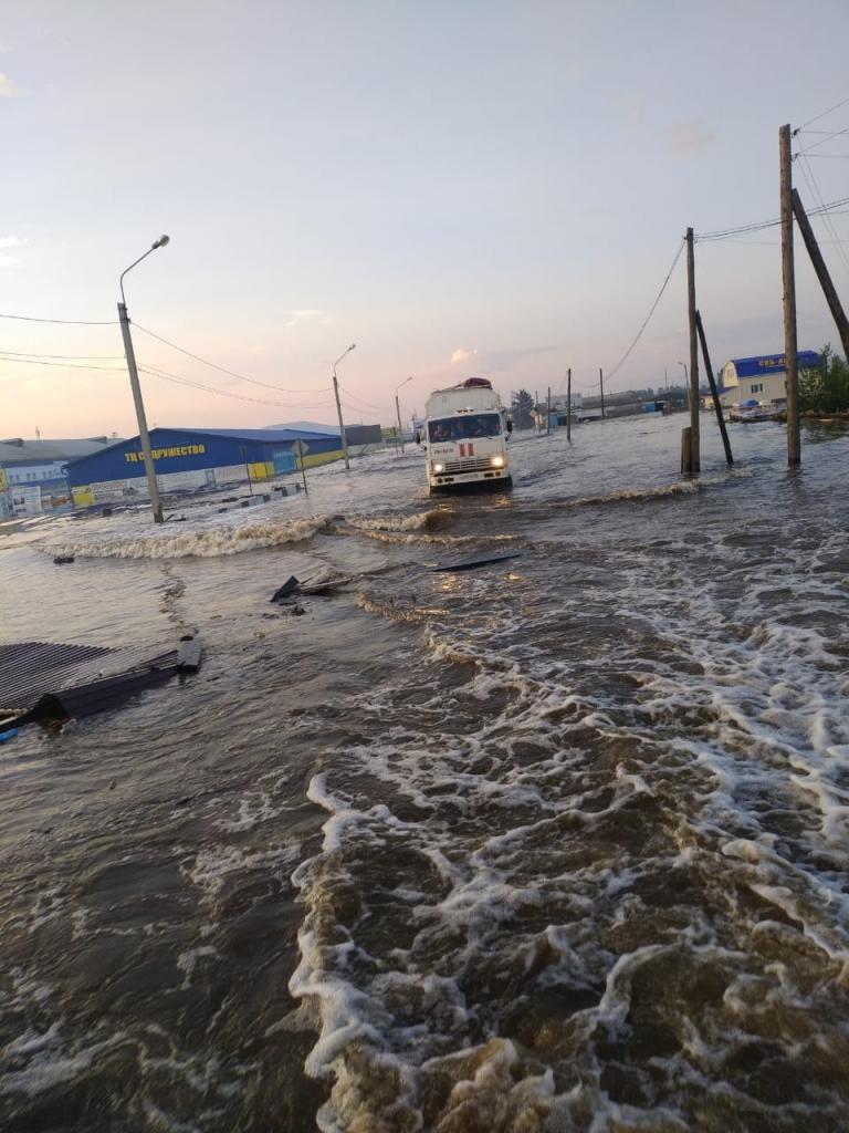 Город, который затопило в Иркутской области, экстренно эвакуируют